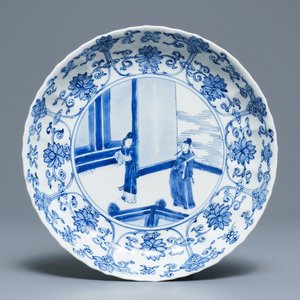 Een Chinees blauwwit gelobd bord met figuren op een terras, Kangxi merk en periode — foto 1