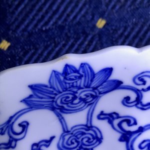 Een Chinees blauwwit gelobd bord met figuren op een terras, Kangxi merk en periode — foto 3