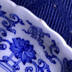 Een Chinees blauwwit gelobd bord met figuren op een terras, Kangxi merk en periode — foto 6