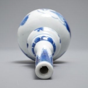Een Chinees blauwwit kalebasvaasje, Kangxi — foto 6