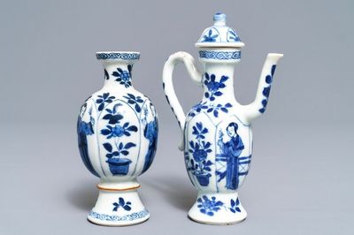 Een Chinees blauwwit kannetje en een knobbelvaasje met 'Lange Lijzen', Kangxi