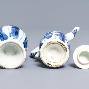 Een Chinees blauwwit kannetje en een knobbelvaasje met 'Lange Lijzen', Kangxi — foto 7