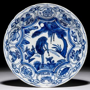Een Chinees blauwwit kraak porseleinen bord met een hert, Ming, Wanli — foto 1