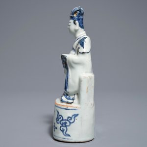 Een Chinees blauwwit model van een dienaar, Wanli — foto 4