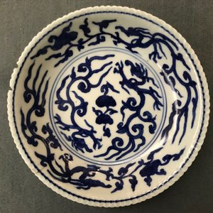 Een Chinees blauwwit schoteltje met draken, Jiajing merk en periode — foto 3