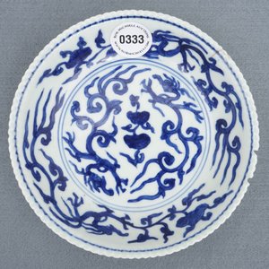 Een Chinees blauwwit schoteltje met draken, Jiajing merk en periode — foto 6