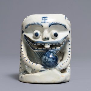 Een Chinees blauwwit scrollgewicht, 18/19e eeuw — foto 2