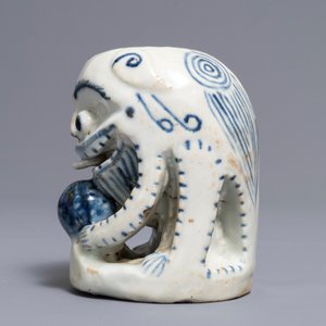 Een Chinees blauwwit scrollgewicht, 18/19e eeuw — foto 5