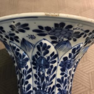 Een Chinees blauwwit vijf-delig kaststel, Kangxi — foto 15
