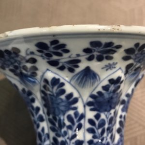 Een Chinees blauwwit vijf-delig kaststel, Kangxi — foto 18