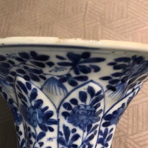 Een Chinees blauwwit vijf-delig kaststel, Kangxi — foto 30