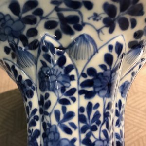 Een Chinees blauwwit vijf-delig kaststel, Kangxi — foto 32