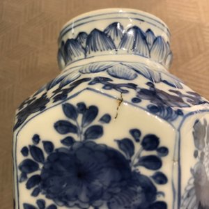 Een Chinees blauwwit vijf-delig kaststel, Kangxi — foto 42
