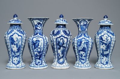 Een Chinees blauwwit vijfdelig kaststel met figuren in een landschap, Kangxi