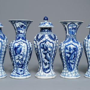 Een Chinees blauwwit vijfdelig kaststel met figuren in een landschap, Kangxi — foto 3