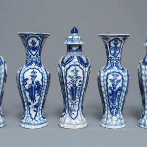 Een Chinees blauwwit vijfdelig kaststel met figuren in een landschap, Kangxi — foto 4