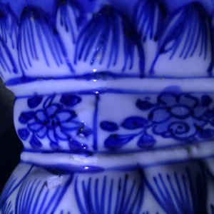 Een Chinees blauwwit vijfdelig kaststel met floraal decor, Kangxi — foto 15