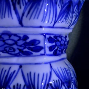 Een Chinees blauwwit vijfdelig kaststel met floraal decor, Kangxi — foto 16