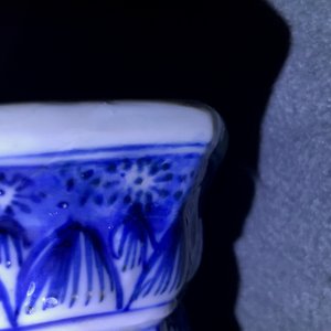 Een Chinees blauwwit vijfdelig kaststel met floraal decor, Kangxi — foto 17