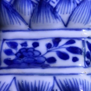 Een Chinees blauwwit vijfdelig kaststel met floraal decor, Kangxi — foto 22