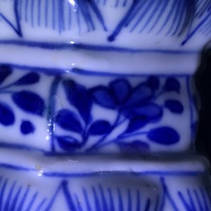Een Chinees blauwwit vijfdelig kaststel met floraal decor, Kangxi — foto 23