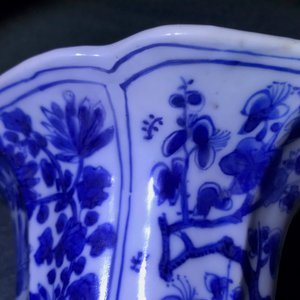 Een Chinees blauwwit vijfdelig kaststel met floraal decor, Kangxi — foto 30