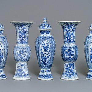Een Chinees blauwwit vijfdelig kaststel met floraal decor, Kangxi — foto 4