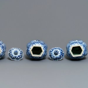 Een Chinees blauwwit vijfdelig kaststel met floraal decor, Kangxi — foto 5