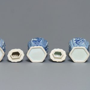 Een Chinees blauwwit vijfdelig kaststel met floraal decor, Kangxi — foto 6