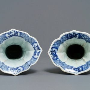 Een Chinees blauwwit vijfdelig kaststel met floraal decor, Kangxi — foto 7