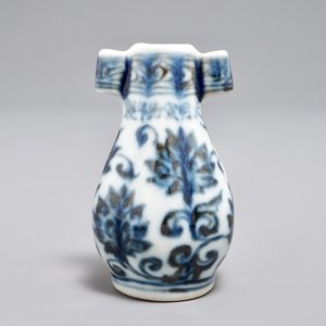 Een Chinees blauwwit vogelvoederbakje in de vorm van een pijlvaas, Xuande merk, Ming of later — foto 4