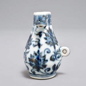 Een Chinees blauwwit vogelvoederbakje in de vorm van een pijlvaas, Xuande merk, Ming of later — foto 5
