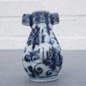 Een Chinees blauwwit vogelvoederbakje in de vorm van een pijlvaas, Xuande merk, Ming of later — foto 8