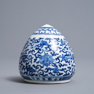Een Chinees blauwwit vogelvoederbakje met Xuande inscriptie, Kangxi — foto 3