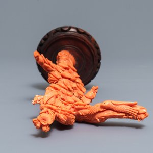 Een Chinees bloedkoralen snijwerk van een bloesemtak met vogels, 19e eeuw — foto 6