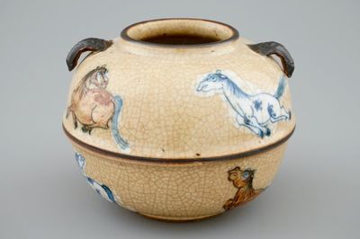 Een Chinees bolvaasje met paarden op craquelé ondergrond, 18/19e eeuw