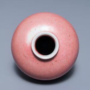 Een Chinees bolvaasje met 'peachbloom' glazuur op houten sokkel, 19/20e eeuw — foto 6