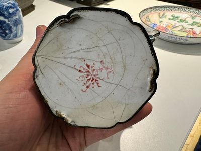Een Chinees bord en een theepot in Canton email met Europese tafereel, Qianlong — foto 11