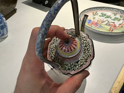 Een Chinees bord en een theepot in Canton email met Europese tafereel, Qianlong — foto 12