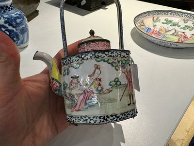 Een Chinees bord en een theepot in Canton email met Europese tafereel, Qianlong — foto 5