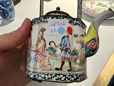 Een Chinees bord en een theepot in Canton email met Europese tafereel, Qianlong — foto 9