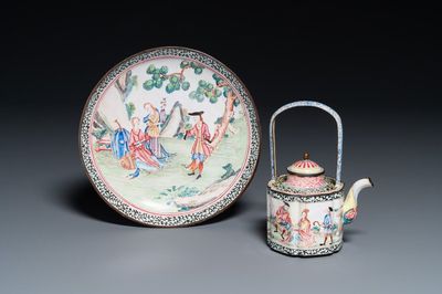 Een Chinees bord en een theepot in Canton email met Europese tafereel, Qianlong