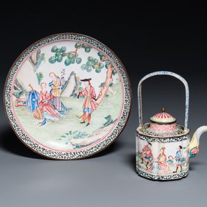 Een Chinees bord en een theepot in Canton email met Europese tafereel, Qianlong — foto 1