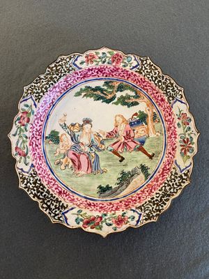 Een Chinees bord in Canton email met erotisch decor, Yongzheng/Qianlong — foto 1