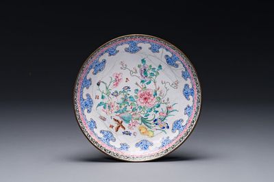 Een Chinees bord in Canton email met floraal decor, Yongzheng