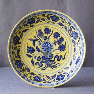 Een Chinees bord met blauwwit boeket van lotusbloemen op gele fondkleur, Qianlong merk, 19/20e eeuw — foto 3