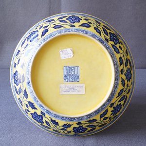 Een Chinees bord met blauwwit boeket van lotusbloemen op gele fondkleur, Qianlong merk, 19/20e eeuw — foto 4