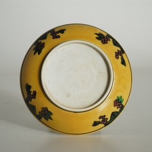 Een Chinees bord met draken op een gele fondkleur, Kangxi — foto 4