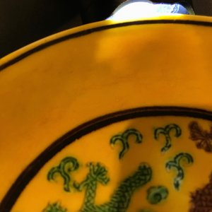 Een Chinees bord met draken op een gele fondkleur, Kangxi — foto 7