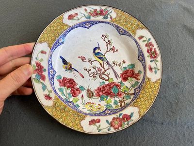 Een Chinees bord met een fazant en een vlinder in Canton email met robijnrode achterkant, Yongzheng — foto 1